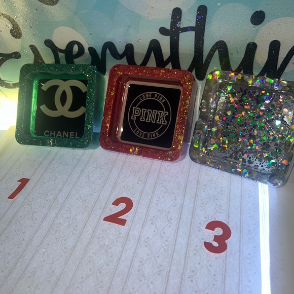 Ashtrays - Picture 8 of 10